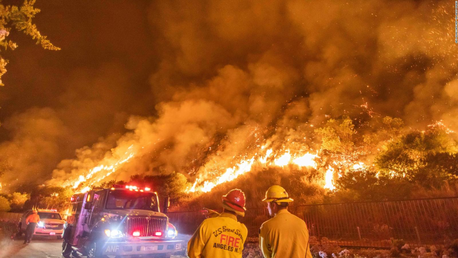 Avanzan los incendios forestales en California
