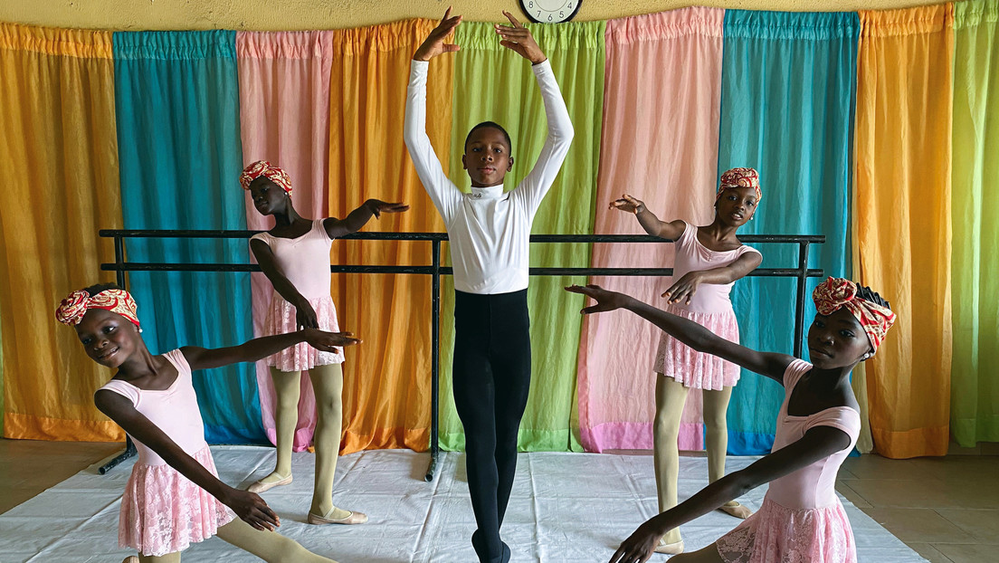 El niño nigeriano que impresiona a las redes con su ballet bajo la lluvia recibe becas de todo el mundo y duda sobre cuál escoger
