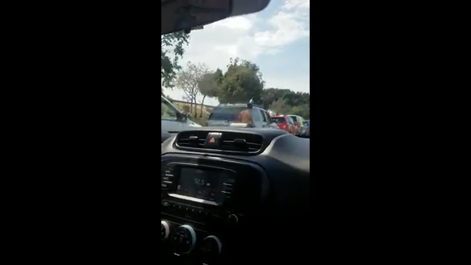 (VIDEO) Les roban el «carro» en plena fila para cruzar a EU