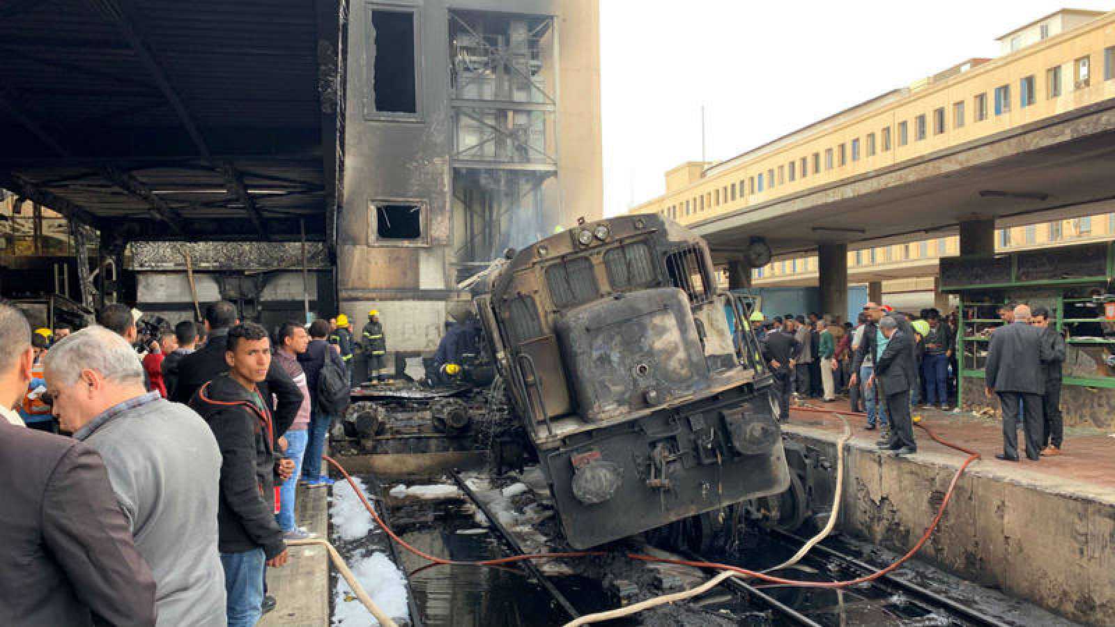 Al menos 32 muertos al chocar dos trenes en Egipto