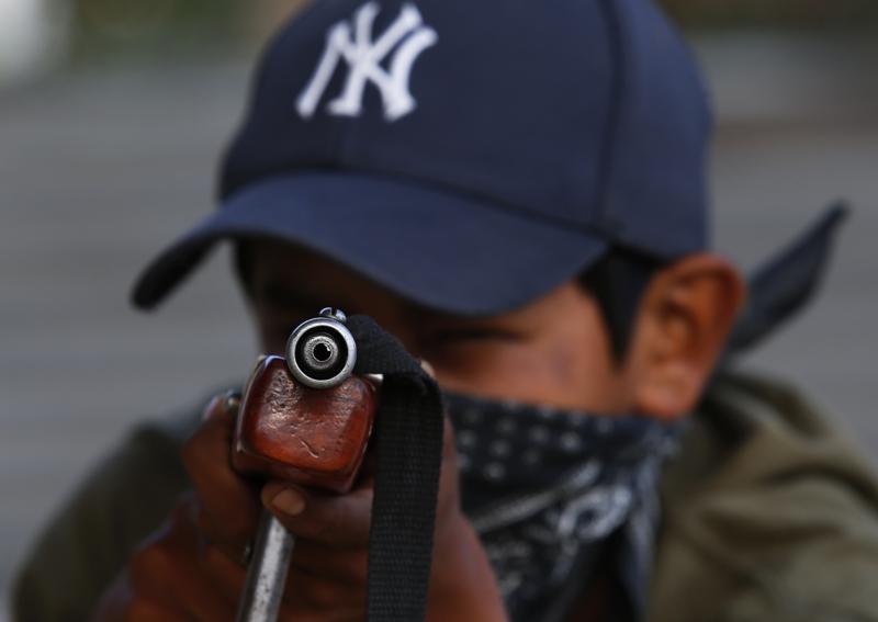 Niños con armas: postales de un México olvidado