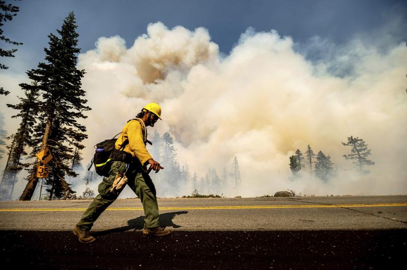 Vientos avivan incendio forestal hacia ciudad de California