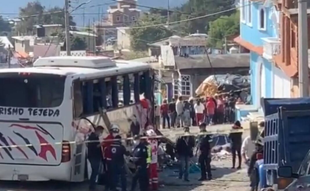 Mueren al menos 19 personas en accidente de bus en México
