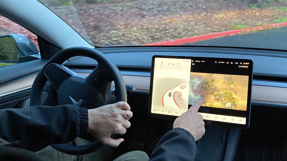 EEUU revisa opción de Tesla de usar videojuegos al conducir