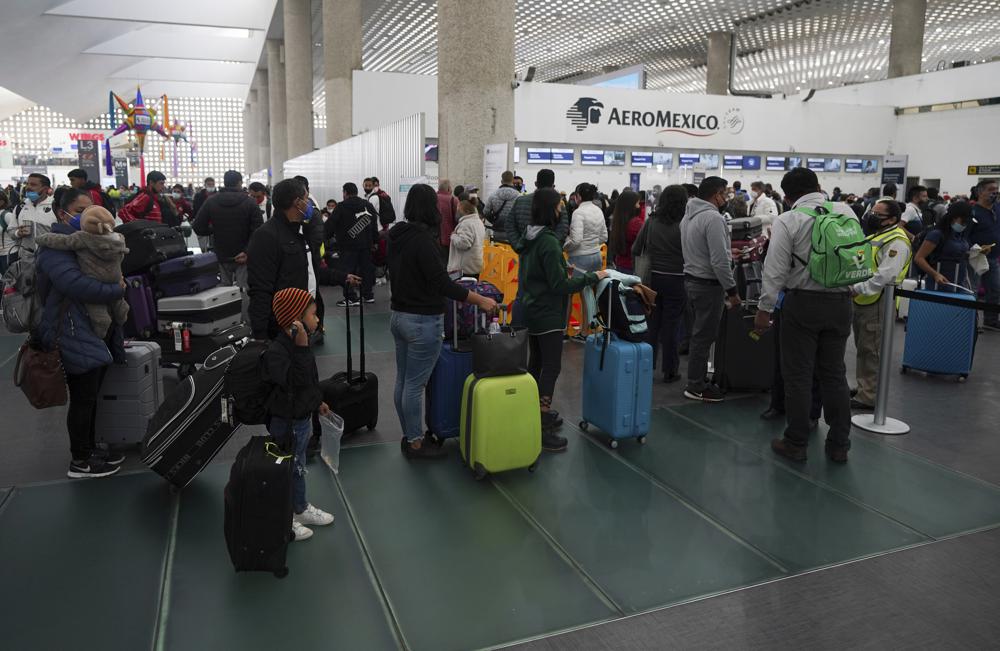 Cancelaciones y demoras aéreas por COVID llegan a México