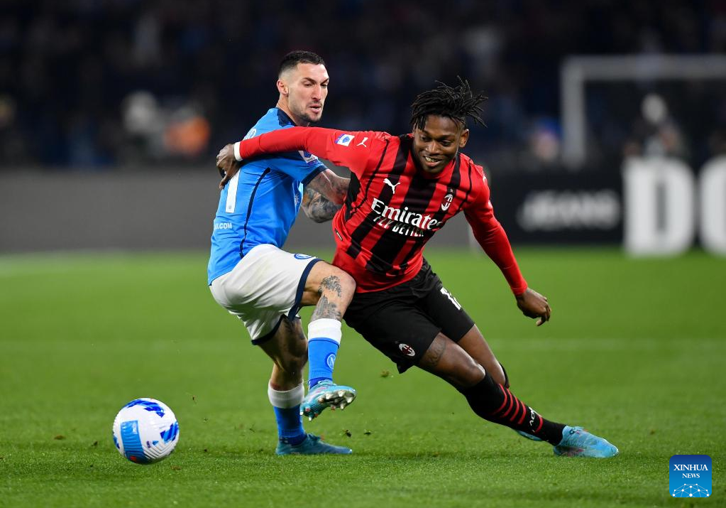 Jugadores del AC Milan y Napoli disputan el balón en la semifinal de la Supercopa de Italia en Arabia Saudita.