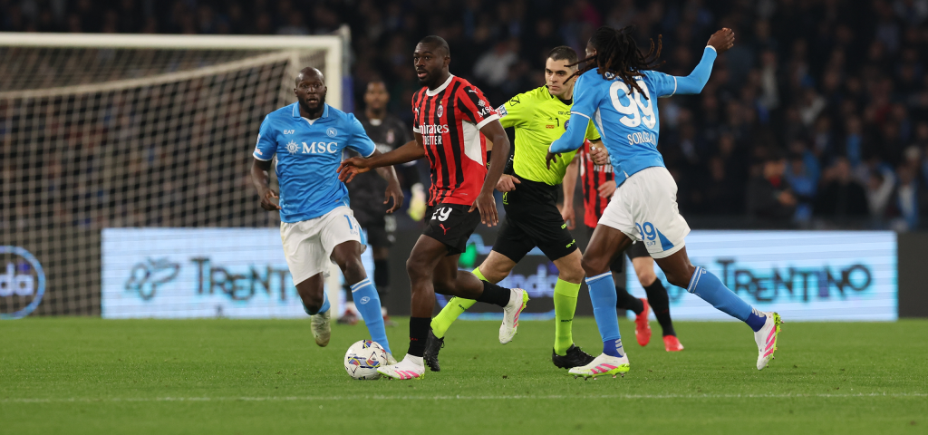 Jugadores del AC Milan y Napoli disputan el balón en la semifinal de la Supercopa de Italia en Arabia Saudita.