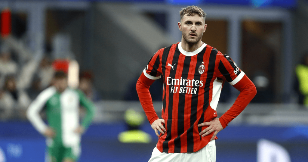 Jugadores del AC Milan y Napoli disputan el balón en la semifinal de la Supercopa de Italia en Arabia Saudita.