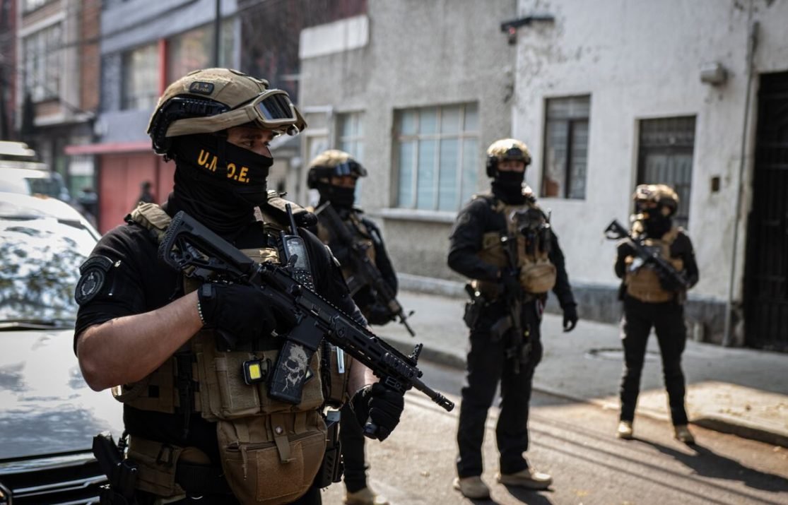 Policías de la CDMX resguardan zona tras balacera en la colonia Cuauhtémoc contra extorsionadores.