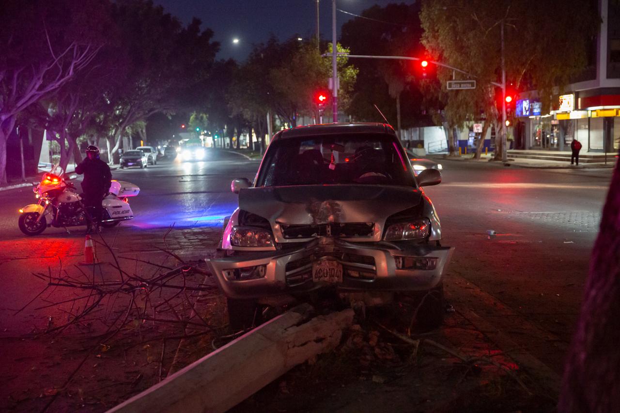 Camioneta Toyota abandonada tras choque frente a la FGE en Tijuana.