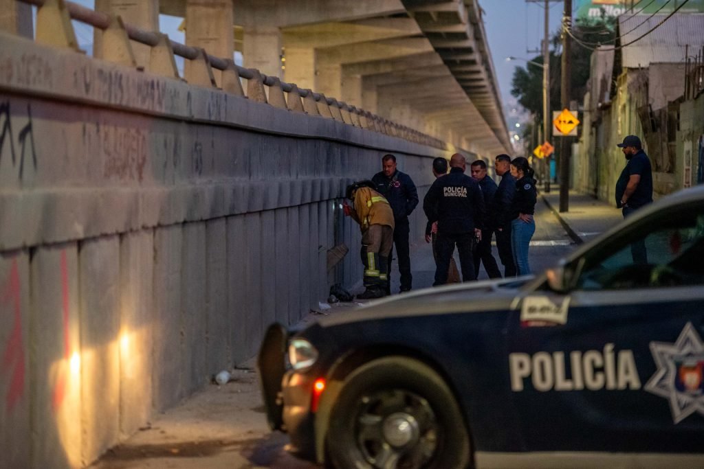 Autoridades resguardan un canal en Colonia Castillo tras el hallazgo de dos cuerpos