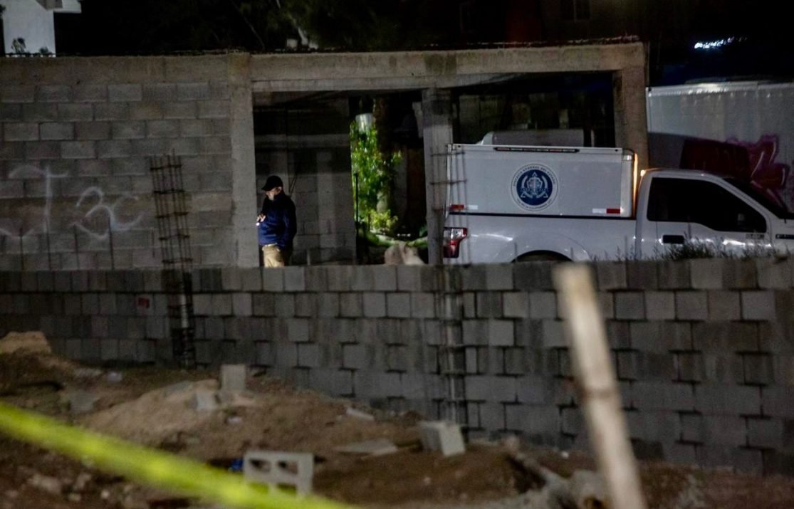 Policia Municipal resguarda escena donde hombre fue asesinado en Maclovio Rojas.