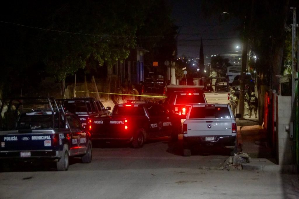 Policia Municipal resguarda escena donde hombre fue asesinado en Maclovio Rojas.