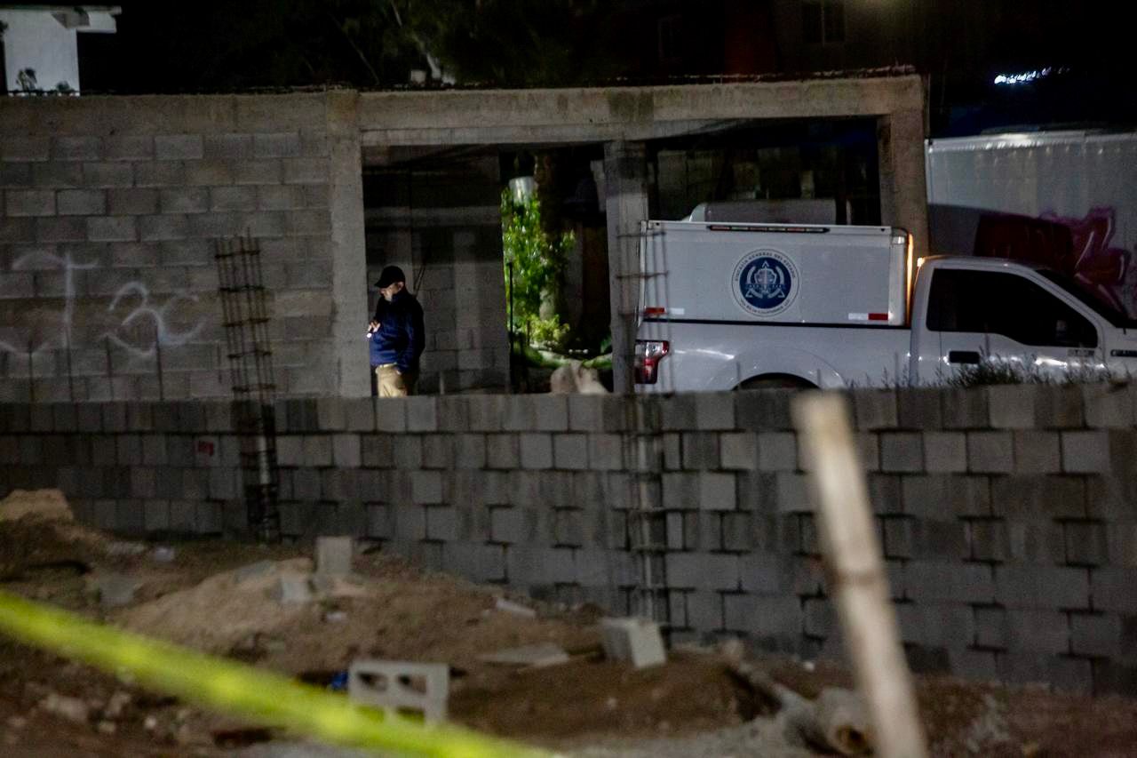 Policia Municipal resguarda escena donde hombre fue asesinado en Maclovio Rojas.