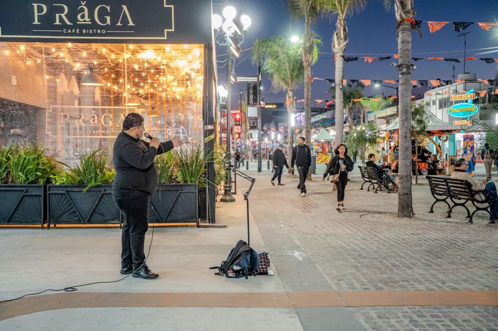 Tenor Ezequiel Ojeda interpretando ópera en la Avenida Revolución de Tijuana