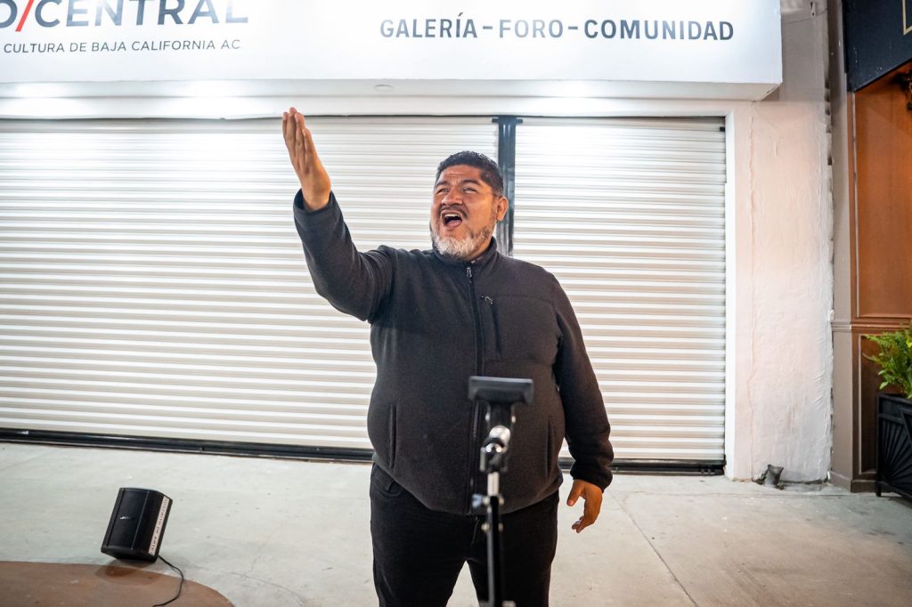 Tenor Ezequiel Ojeda interpretando ópera en la Avenida Revolución de Tijuana