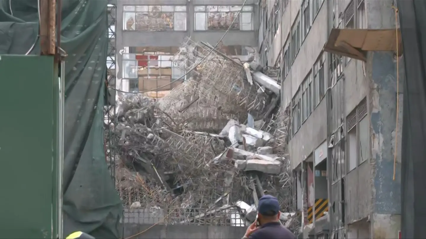 Rescate de personas tras el colapso de un edificio en San Antonio Abad, CDMX.